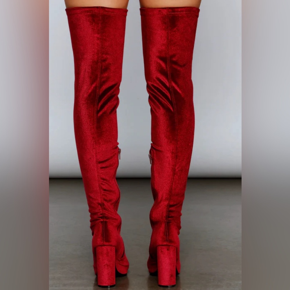 🛍️💫One of a kind beautiful over the knee burgundy boots👢Stretchy and comfortable